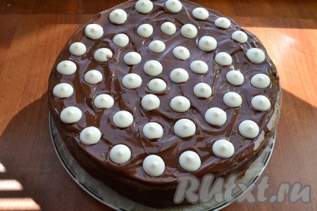 Далее, если у вас останется крем, можете верх украсить им. Я просто украсила верх каплями белого шоколада.
