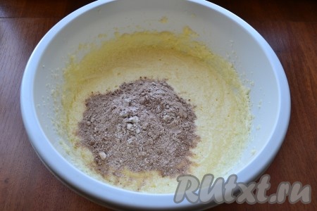 В масляно-яичную массу постепенно добавить, чередуя, сухую смесь и чуть теплое молоко (часть сухой смеси + немного молока), взбивая все миксером на низкой скорости.