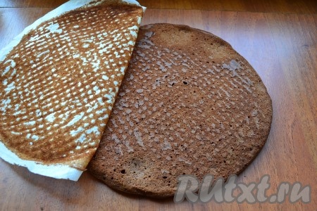 Когда коржи остынут, снять пергамент. Таким образом испечь все 4 коржа.