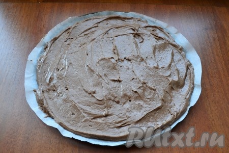 Взять разъемную форму диаметром 22 см, отделить нижнюю часть (дно). Застелить форму пергаментом. Тесто разделить на 4 части. Каждую часть теста размазать по кругу формы.
