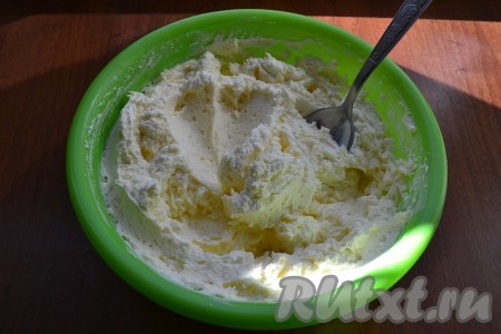 Взбивать крем до пышной массы.
