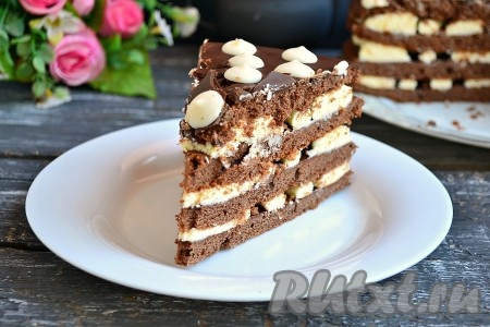 Разрез торта "Вупи пай", испеченного в домашних условиях.