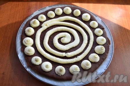Далее нужно собрать торт "Вупи пай". На корж нанести крем таким образом: по краю коржа выдавить крем из кулинарного мешка с насадкой для эклеров в виде крупных шариков, середину заполнить спиралью из крема.
