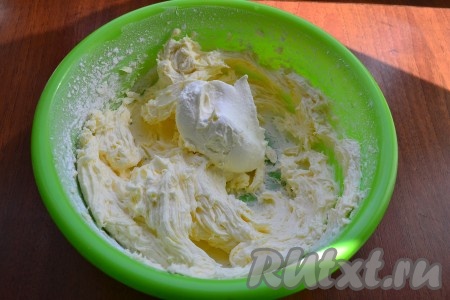 Приготовить крем: размягченное сливочное масло взбить с сахарной пудрой. Частями добавлять густую сметану, продолжая взбивание.