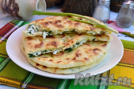 Эти лепешки нужно кушать, разламывая руками.