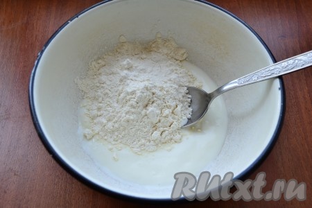 К йогурту добавить соду, перемешать. Всыпать муку и соль.