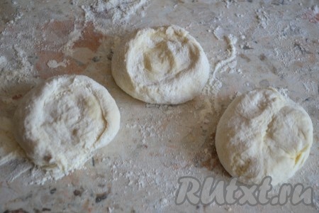 Тесто немного вымешать, присыпая поверхность мукой. Тесто не должно быть липким. Разделить его на 3 равные части.
