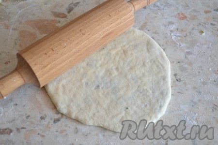 Аккуратно скалкой раскатать каждую лепешку как можно тоньше, только чтобы не порвались.