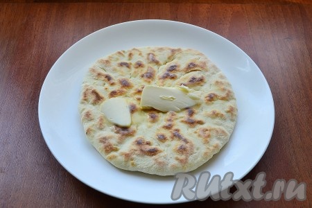 Горячие лепешки сразу же обильно смазать сливочным маслом.