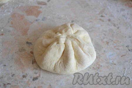 Соединить вверху края каждой лепешки с брынзой и зеленью по типу хинкали (как на фото).
