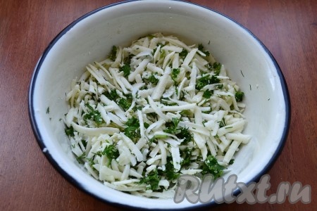 Хорошо перемешать брынзу с зеленью.
