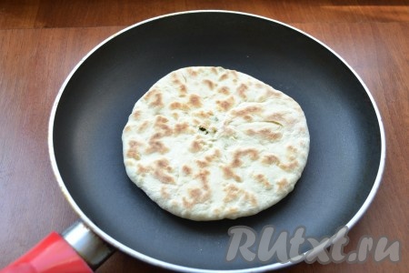 Жарить лепешки с брынзой на разогретой сухой сковороде на среднем огне по 1-1,5 минуте с каждой стороны.
