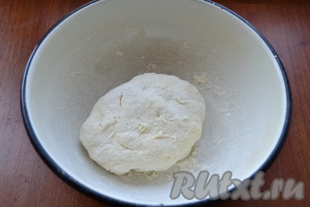Замесить не тугое тесто. Накрыть тесто пленкой и оставить на 30 минут.