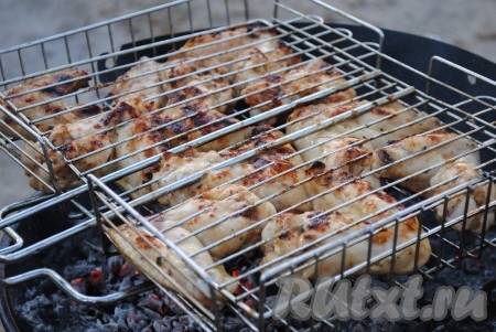 Жарить шашлык из куриных крылышек на мангале над горячими углями&nbsp;около получаса (до красивой румяной корочки), периодически переворачивая.&nbsp;
