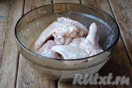 Маринад вылить к куриным крылышкам и перемешать, чтобы маринад равномерно покрыл все кусочки и мясо хорошо промариновалось. Накрыть миску крышкой и поставить на 2-3 часа в холодильник.
