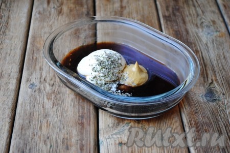 Для приготовления маринада соединить соевый соус, майонез, горчицу и мёд, добавить прованские травы и щепотку соли, хорошо перемешать. Соль добавляйте аккуратно, так как соевый соус, используемый для маринада, достаточно солёный.