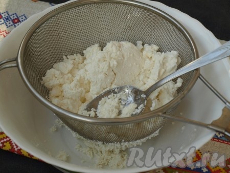 Мягкий творог протереть сквозь сито.
