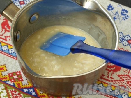 Сливочное масло выложить в сотейник и растопить где-то на треть. Снять с огня, добавить сгущёнку и мешать, пока масса не станет однородной.
