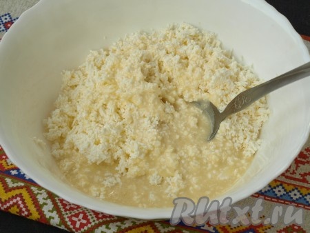 Эту массу добавить к протёртому творогу и хорошо перемешать.
