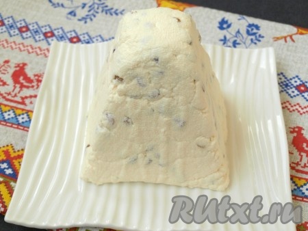 Спустя время банку убрать, перевернуть пасху на тарелку и снять марлю.
