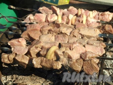 Жарить шашлык на седых углях, постоянно переворачивая и поливая оставшимся маринадом или сбрызгивая водой.
