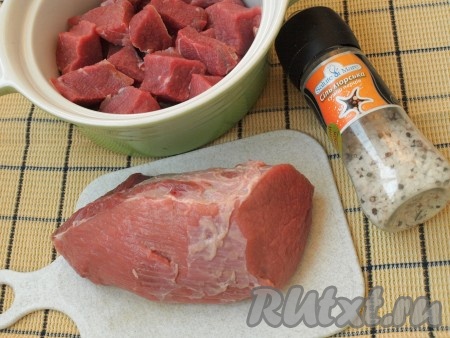 Говяжий балык нарезать кусками размером 3-4 см, сложить в кастрюлю.
