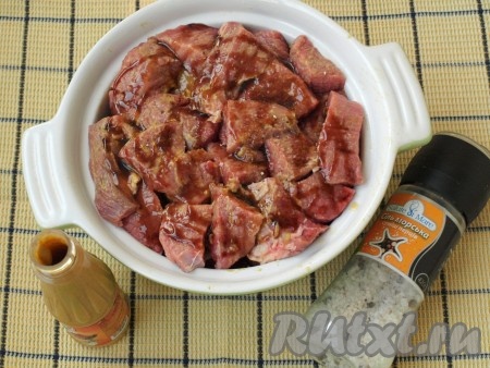 Добавить к мясу горчицу, лимонный сок и гранатовый соус, пересыпать молотым перцем. Можно взять приправу для шашлыка. Также добавить нарезанный кольцами репчатый лук. Мясо с луком тщательно перемешать, накрыть ёмкость и убрать в холодильник на сутки.