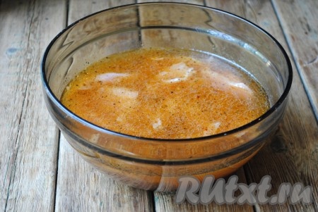 Поместить кусочки куриного филе в маринад, перемешать, накрыть крышкой и отправить в холодильник на 2-3 часа. 
