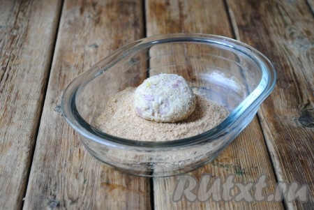 Мокрыми руками сформировать из овсяной массы небольшие котлетки. Обвалять котлеты в панировочных сухарях.&nbsp;
