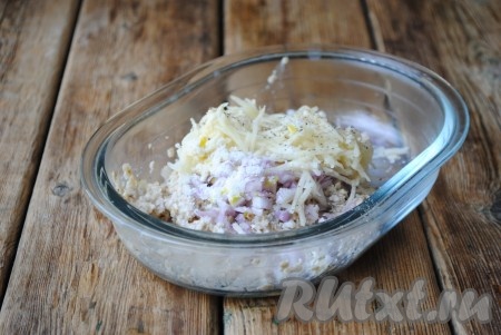 Очищенный картофель натереть на мелкой тёрке. Чеснок очистить, пропустить через пресс или натереть на мелкой тёрке. Картошку и чеснок выложить в миску к овсяным хлопьям и луку, посолить, поперчить по вкусу, хорошо перемешать. Должна получиться однородная, вязкая овсяная масса.
