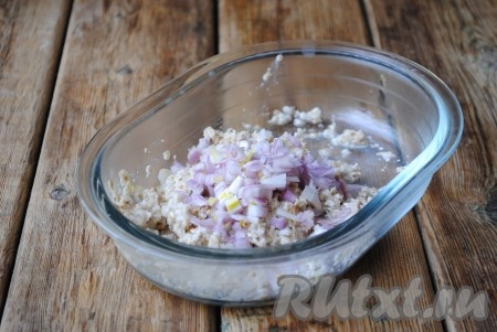 По истечении времени очищенный и мелко нарезанный лук добавить к хлопьям.&nbsp;
