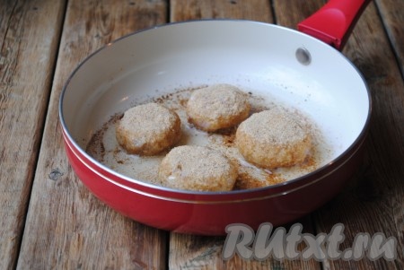 Выложить котлеты из овсяных хлопьев на сковороду, разогретую с растительным маслом. Масло должно покрывать дно сковороды, но при этом котлеты не должны в нём плавать.&nbsp;
