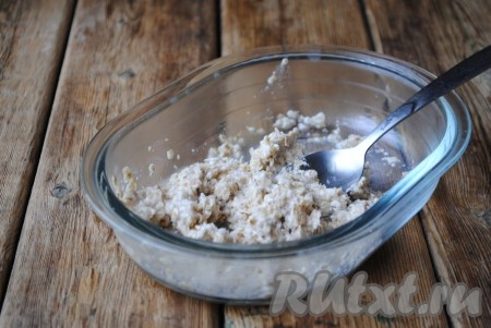 Залить овсяные хлопья кипятком, перемешать, накрыть крышкой и оставить на 10-15 минут.&nbsp;
