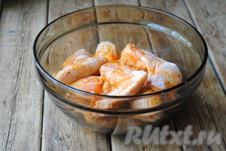 Куриные крылья выложить в миску, залить маринадом, перемешать, чтобы каждое крылышко покрылось специями, накрыть крышкой и отправить в холодильник на 2-3 часа.&nbsp;
