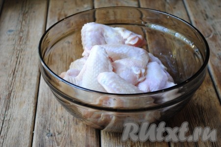 Куриные крылышки хорошо вымыть, обсушить. Я обрезала самую крайнюю часть крыла,&nbsp;поскольку в ней практически нет мяса. Из таких остатков куриных крылышек можно приготовить наваристый бульон. 