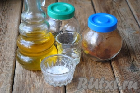 Для приготовления маринада соединить растительное масло, соль, черный молотый перец, молотую паприку и лимонный сок, хорошо перемешать.&nbsp;
