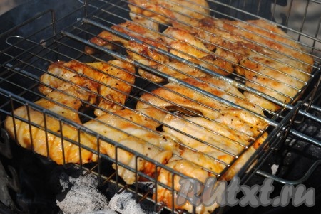 Запекать шашлык над горячими углями на мангале до готовности, переворачивая время от времени решетку. На приготовление куриных крыльев у меня ушло 30 минут. Время приготовления зависит от жара углей.&nbsp;Если Вы сомневаетесь в готовности мяса - острым ножом проколите крылья в самой толстой части и посмотрите на выделяющийся сок: если выделяется светлый сок - крылышки готовы, а если кровянистый - нужно ещё дожарить.
