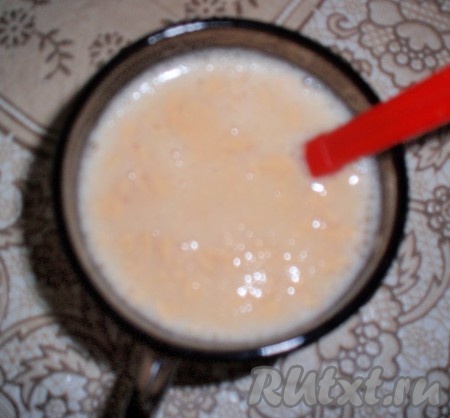 К желатину добавить несколько ложек смеси йогурта и сгущенки, перемешать до однородности.
