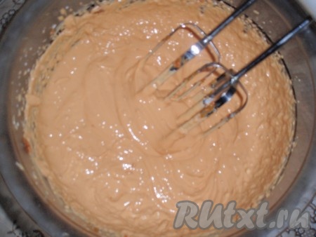 Взбить сгущенку с йогуртом (или сливками) до получения кремовой массы.
