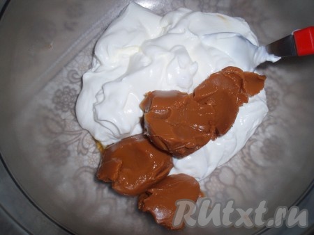 Замочить желатин в небольшом количестве воды.

Соединить йогурт и сгущенку (если используются сливки, их необходимо взбить в пену).