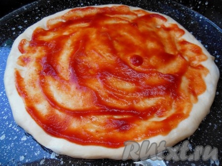 Сверху лепешку смажьте кетчупом.
