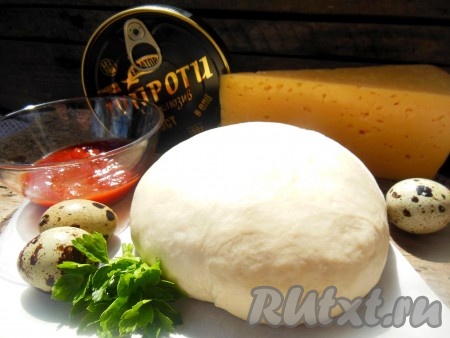 Для приготовления пиццы со шпротами понадобятся вот такие ингредиенты.