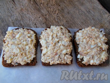 На кусочки хлеба намажьте получившуюся смесь из сайры, яиц и сыра.
