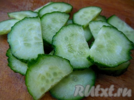 Огурец нарежьте на полу кольца. Желтки разотрите пальцами или вилкой.
