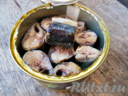 С сайры слейте масло, измельчите ее при помощи вилки (не слишком мелко). Твердый сыр натрите на терке.
