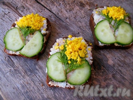 На каждый кусочек хлеба положите два кусочка огурца, по центру выложите небольшую веточку укропа, украсьте сверху желтком (для удобства желток беру вилкой и посыпаю на бутерброд). Яркие, вкусные бутерброды с сайрой и яйцами готовы. Поверьте, удивить гостей и близких так просто!
