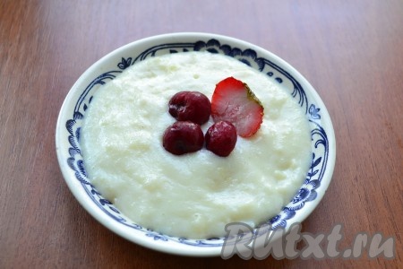 Готовить далее при той же мощности 1 минуту, снова кашу перемешать. И отправить в микроволновку еще на 30 секунд. Готовую манную кашу перемешать, выложить в тарелку для подачи. Сверху выложить любые ягодки.