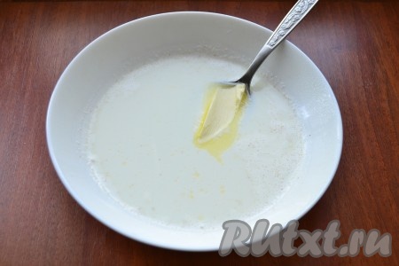 Поместить тарелку в микроволновку и готовить 1,5 минуты при мощности 750 Ватт. Затем кашу перемешать, добавить сливочное масло.