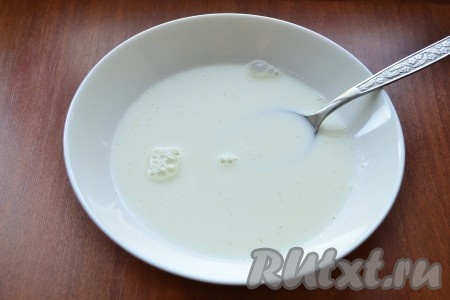 Влить молоко, тщательно перемешать с крупой и сахаром.