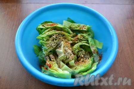 Молодую капусту нарезать крупными кусочками. Добавить к капусте соль, кавказские травы, паприку и чесночный порошок.
